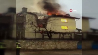  Keles'te 3 katlı ev yanarak kül oldu: 2 yaralı