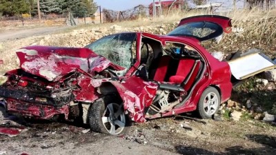  Otomobiller kafa kafaya çarpıştı: 1'i ağır 3 yaralı 