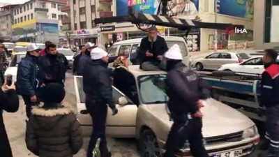  Polisin aracını çekmesini istemeyen yaşlı adam otomobilin üzerine çıktı 