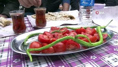 pazarci esnafi -  Denizli’de pazarların seyyar lezzetleri büyük ilgi görüyor  Videosu