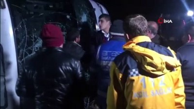 yolcu otobusu -  Erzincan-Erzurum Karayolunda otomobil ile yolcu otobüsü çarpıştı:20 yaralı Videosu