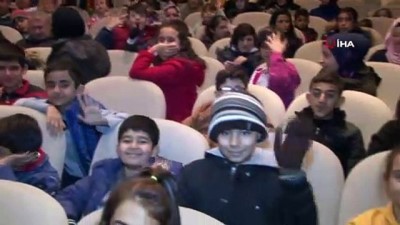  İşitme Engelli çocuklara tiyatro gösterisi