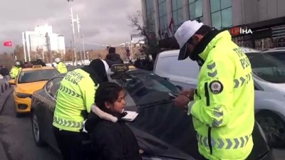 trafik polisi -  Üşüyen Suriyeli minik kıza polis şefkati  Videosu