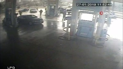 emekli vatandas -  Aracın kontrolünü kaybetti benzinlikteki arabaya hızla çarptı.. Korku dolu anlar güvenlik kameralarına yansıdı  Videosu