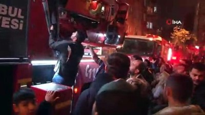 itfaiye merdiveni -  Beyoğlu’nda yangın çıkan binada can pazarı: 11 kişi kurtarıldı  Videosu