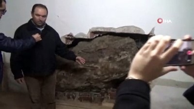 toprak kaymasi -  Dağdan kopan dev kaya parçası evin içinde girdi  Videosu