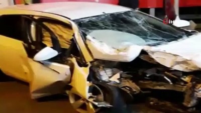 elektrik diregi -  Kontrolden çıkan otomobil direğe çarparak savruldu: 2 yaralı  Videosu