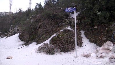 Mahallede kar kalınlığı bir metreyi aştı, yol kapandı - ANTALYA