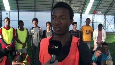  Afrikalı öğrencilerin futbol tutkusu 