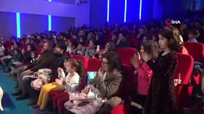  Kastamonu’daki çocuklar aileleriyle birlikte tiyatronun tadını çıkarıyor