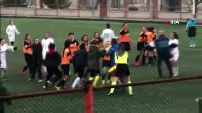 Kırmızı kart gören kadın futbolcu kadın hakeme saldırdı