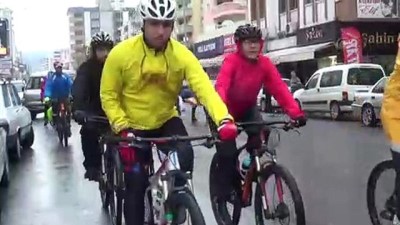 yagmurlu - Yağmurda bisiklet sürüp denize girdiler - MERSİN  Videosu