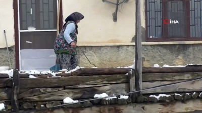 yasli kadin -  Beyşehir’de düz damlı evlerde kar temizliği  Videosu