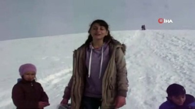 gunesli hava -  Öğrencilerin kayak keyfi  Videosu