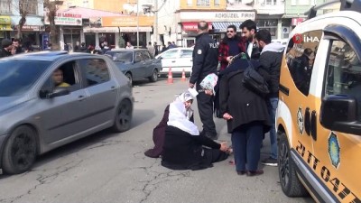silahli kavga -  Olayı izlemeye daldı, ayağının üzerinden araba geçti Videosu