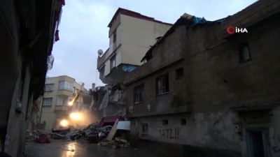  Patlamada hasar gören bina iş makineleri tarafından yıkıldı