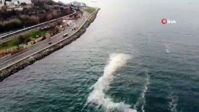 kordon -  Sarayburnu Sahili'nde ilginç görüntü...Denizin ortasında oluşan tabaka havadan görüntülendi  Videosu