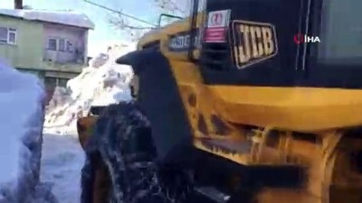 buz sarkitlari -  Son yılların en çetin kışını geçiren Karlıova’da karla mücadele devam ediyor  Videosu