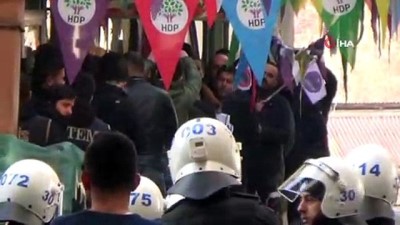 polis mudahale -  Yürüyüşe müdahale: 9 gözaltı Videosu