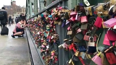sadaka -  Aşıklar köprüyü kilitledi
- Frankfurt’ta Sevgililer Günü öncesinde kilit çılgınlığı  Videosu