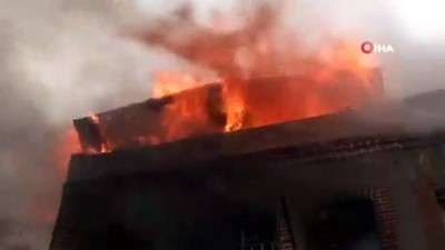 Fatih Aksaray'da metruk durumdaki tarihi bir binanın çatısında yangın çıktı. Olay yerine çok sayıda itfaiye ekibi sevk edildi. Çatının alevli şekilde yandığı görüldü 