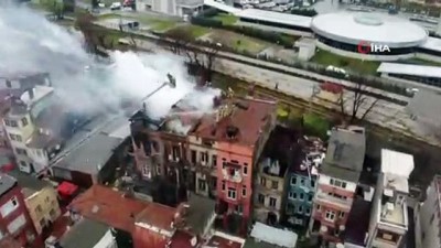 kirkoy -  Fatih’te 3 katlı tarihi binadaki yangın havadan görüntülendi Videosu
