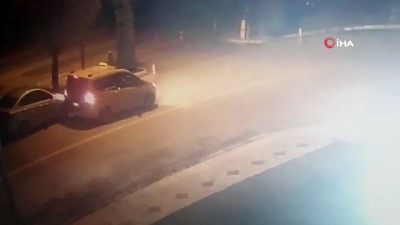 ticari taksi -  Geri manevra yapamayan taksici, park halindeki araca böyle çarptı  Videosu