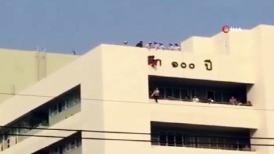 kucuk kiz -  - Kertenkeleyi takip ederken çatıdan düşen çocuğu parmaklıklar kurtardı Videosu