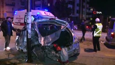 asiri hiz -  Minibüsün iki otomobile birden çarptığı feci kaza kamerada: 1 ölü, 3 yaralı  Videosu