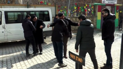 leyla guven - Pankartını vermek istemeyen HDP'li polisi ısırdı Videosu