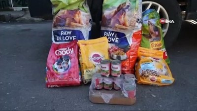 sokak kopekleri -  Sattığı kar küreleriyle sokak hayvanlarına mama aldı  Videosu