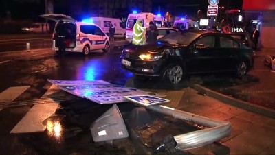 trafik levhasi -  Beşiktaş’ta hızını alamayan otomobil 3 araca çarptı: 4 yaralı  Videosu