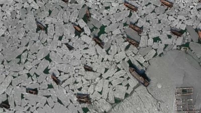 Çin'de buzların arasında yüzlerce balıkçı teknesi mahsur kaldı 
