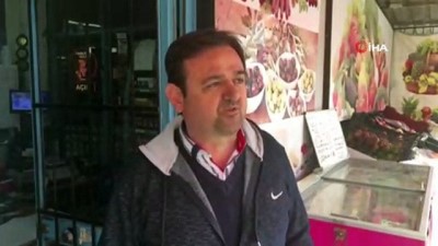  Elini kolunu sallayarak geldi, muz dolu kasayı böyle çaldı 