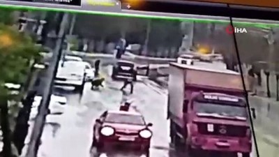  Gaspçılar bankaya para yatırmaya giden adamı araçtan attı, vatandaşlar yere saçılan paraları topladı... Tuzla'da soygun girişiminin görüntüleri ortaya çıktı 