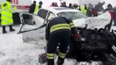  Otomobil ile otobüs çarpıştı: 1 ölü, 10 yaralı 