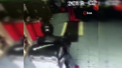  Sipariş vermeye giren kurye takla atarak geri çıktı 