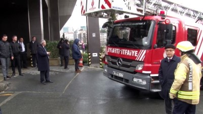  Şişli Belediyesi'nin bodrum katında trafoların olduğu bölümde yangın meydana geldi. Olay yerine itfaiye ekipleri sevk edildi. İtfaiyenin müdahalesi sürüyor. 