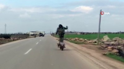  - Suriyeli gencin motosiklet ile ölümle dansı
- Suriyeli genç seyir halindeki motosikletin üzerine çıkarak adete ölüme meydan okuması kameralar tarafından görüntülendi 