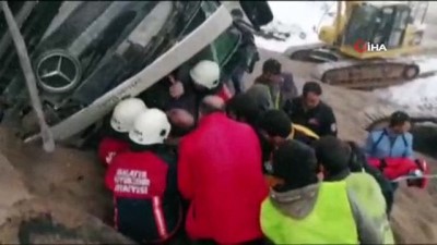 tas ocagi -  Taş ocağında feci kaza: 1 yaralı  Videosu