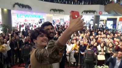  'Bir Aşk İki Hayat’ın İzmir galasında başrol oyuncuları Bergüzar Korel ve Engin Akyürek sevgi seli ile karşılandı