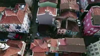  Fatih'te çöken 3 katlı ahşap bina havadan görüntülendi 