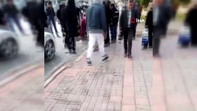 yasli adam -  Kaldırımda yürüyen yaşlı adama pitbull saldırdı  Videosu