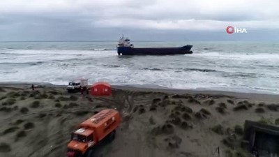 kuru yuk gemisi -  Karaya oturan geminin bulunduğu alan havadan görüntülendi  Videosu