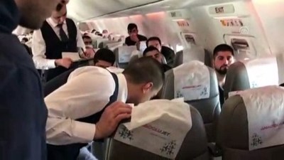 migren - Sağlık Bakanı Koca'dan uçakta rahatsızlanan yolcuya müdahale - ANKARA  Videosu