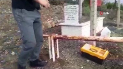  Şehit dedesinin mezarını buldu, arkadaşlarıyla mezara bayrak dikti