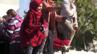 okul bahcesi - Antalya'da 18 derecede kar topu oynadılar  Videosu