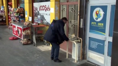 sokak kopekleri -  PTT çalışanlarından anlamlı teslimat  Videosu