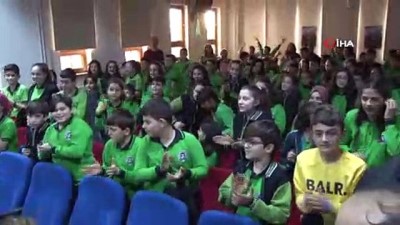 halk oyunlari yarismasi -  Vali öğrencilere bağlama dağıttı Videosu