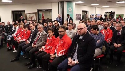 Bakan Kasapoğlu Hollanda'daki Türk gençleriyle buluştu - AMSTERDAM 